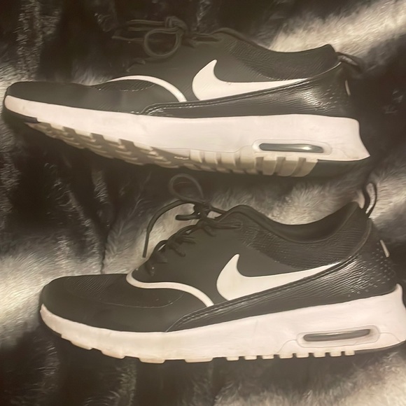 BLACK NIKE SNEAKERS ONLY WORN 3 TIMES - Picture 7 of 8